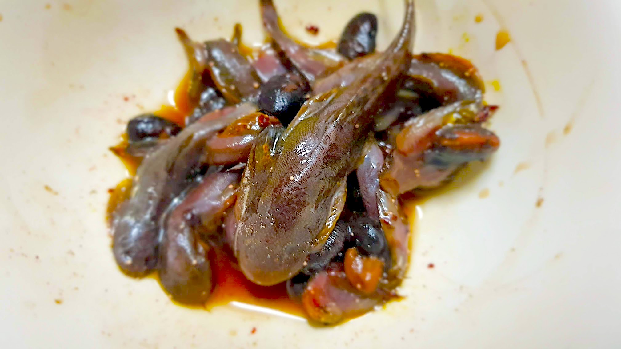 東勢客家石貼（爬岩鰍）醢，魚類骨頭發酵後，其實都會化掉，但愛上咀嚼骨頭「脆度」口感的大有人在，所以保鮮期可以用骨頭化掉的基準來看。吳哲銘攝