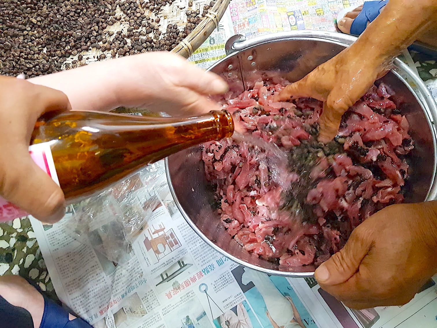 東勢豬肉醢製作，將肉條與豆麴、紅麴混合後，由於不能接觸水，因此攪拌黏手時都會用米酒溼潤，方便攪拌。吳哲銘攝
