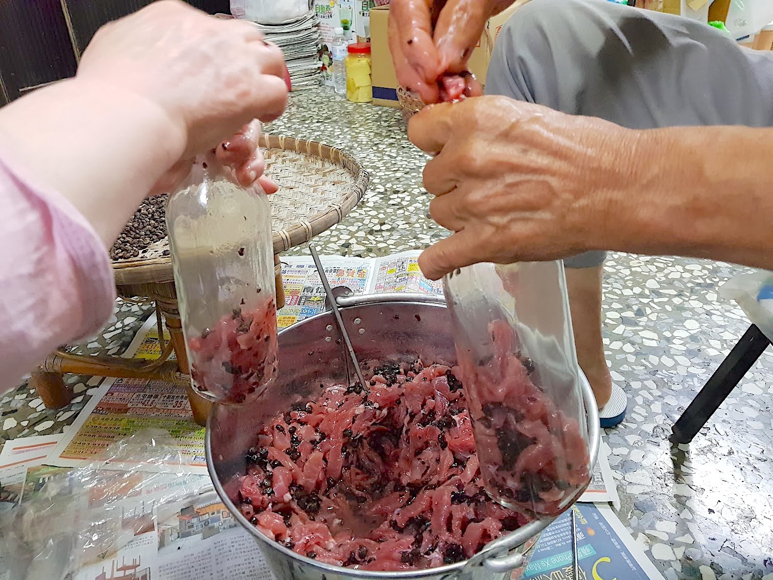 東勢豬肉醢製作-裝填入酒瓶，使用酒瓶的目的是因為開口小，避免未來食用時，不好的壞菌進入瓶內的機率，保存得當的醢，保存個一、二十年不成問題喔！吳哲銘攝