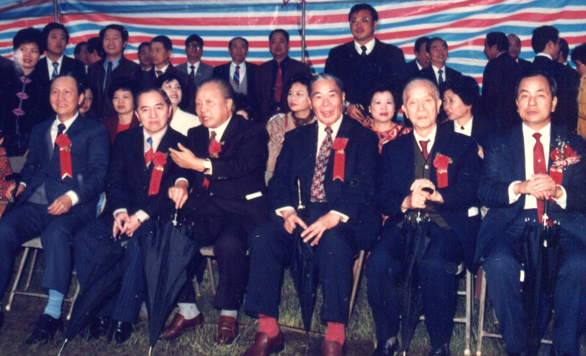 1986年新竹縣治動工，前10屆縣長皆出席，左起﹕林保仁（七、八屆）、劉榭燻（六屆）、彭瑞鷺（四、五屆）、鄒滌之（三屆）、朱盛淇（一、二屆）、陳進興（九、十屆）。陳進興提供