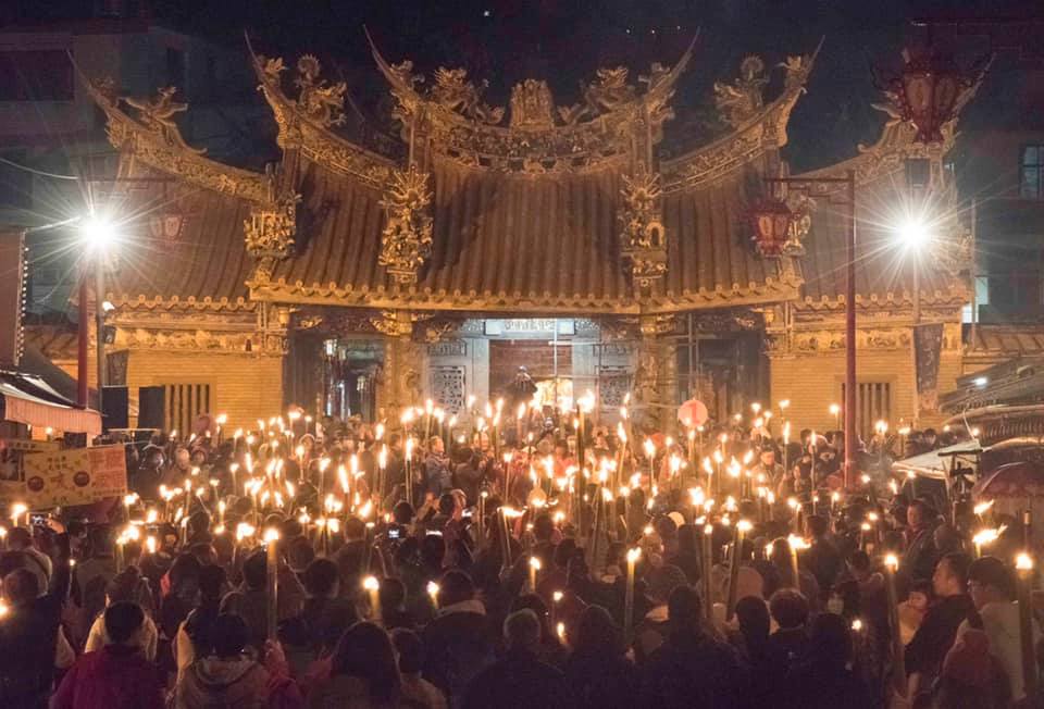 正月十五油笐火之夜，於慈天宮前結合，準備前往秀巒山。翻攝於北埔鄉公所粉絲專頁
