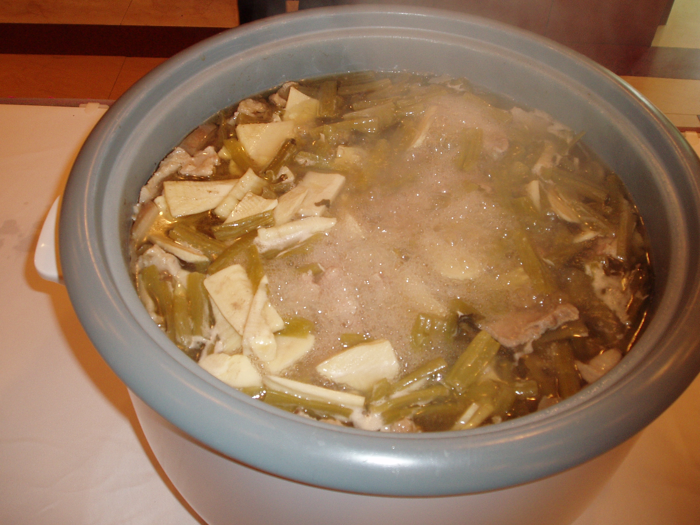 酸菜是客家菜主要食材，圖為酸菜肉片湯。何來美攝