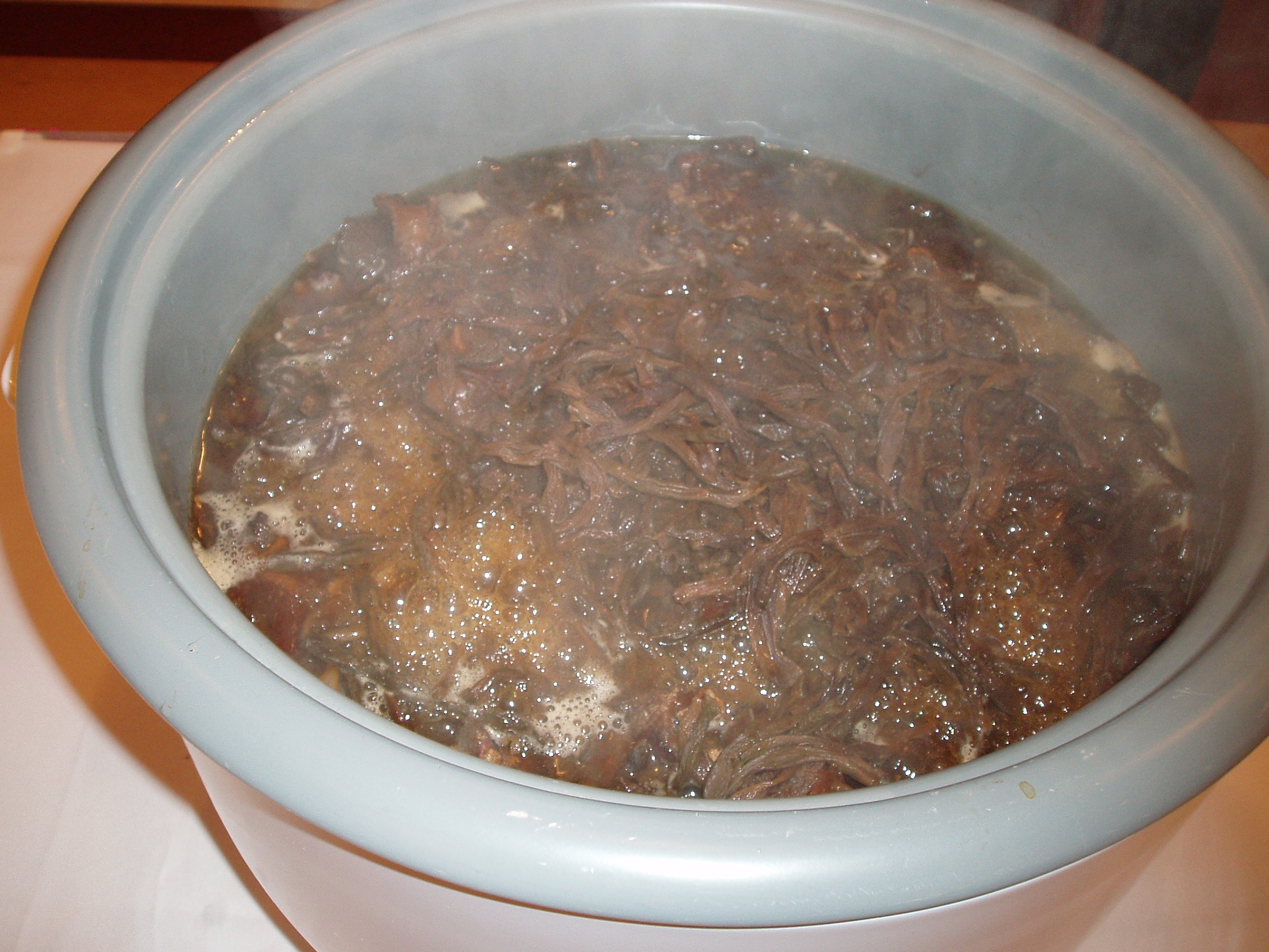 客家人善於曝晒食物，圖為滾燙的豆乾湯。何來美攝