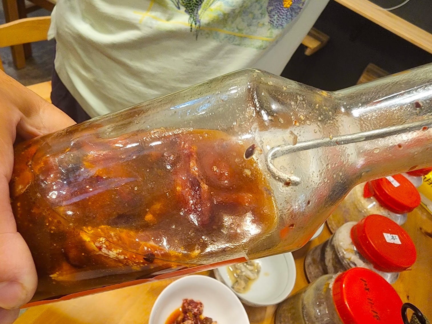由於客家醃漬醢採用酒瓶，因此食用必須用鉤子勾取食用。吳哲銘攝
