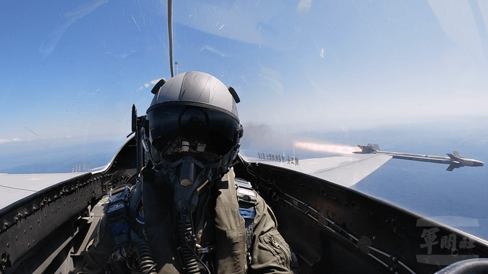 空軍第三聯隊IDF戰機射擊AIM-9P4響尾蛇飛彈。軍聞社提供