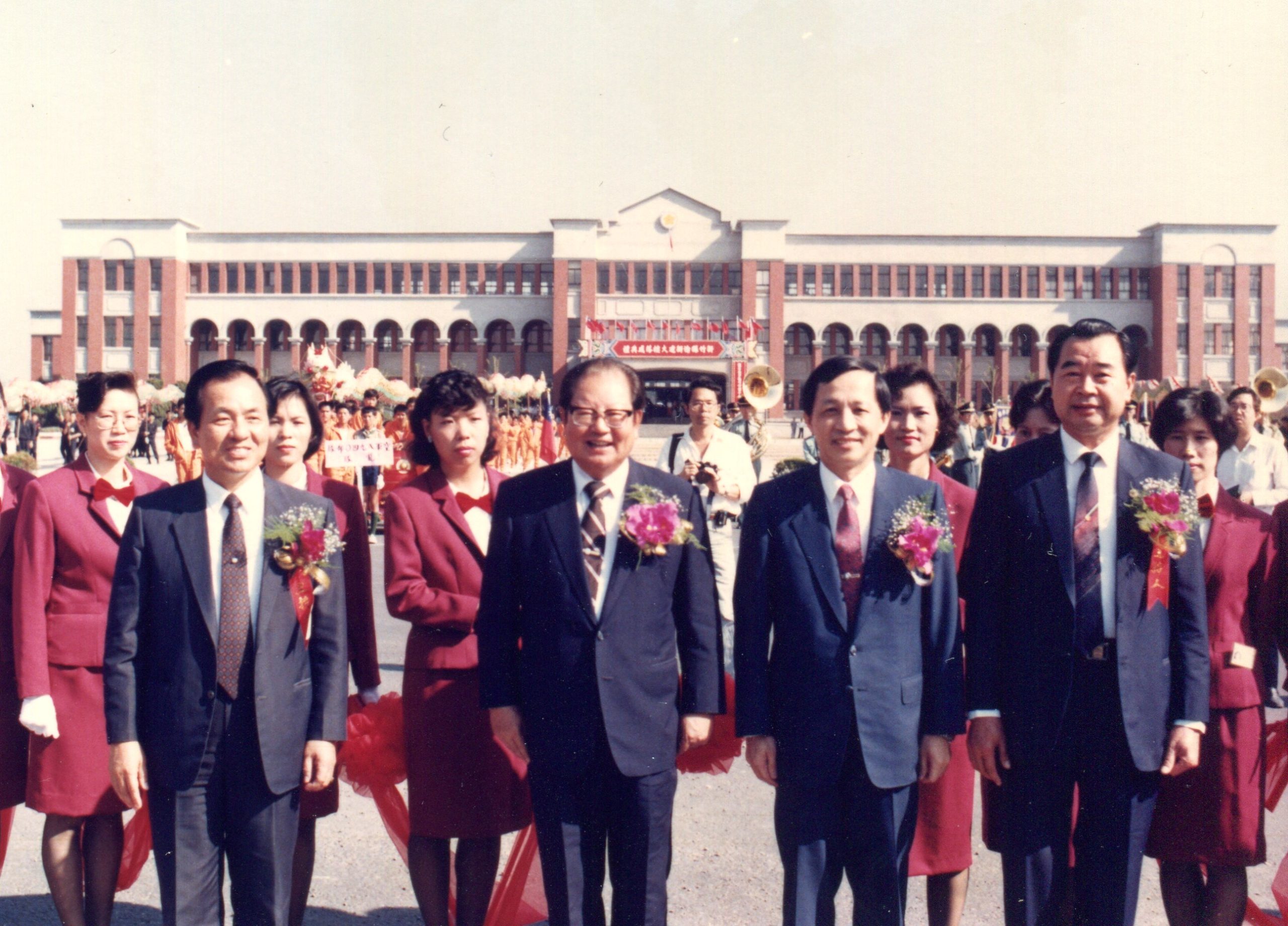 1988年新竹縣政府落成啟用，省主席邱創煥（前排左二）、省議會議長高育仁（前排右二）與縣長陳進興（前排左一）、議長曾勝枱（前排右一）共同主持啟用儀式。陳進興提供