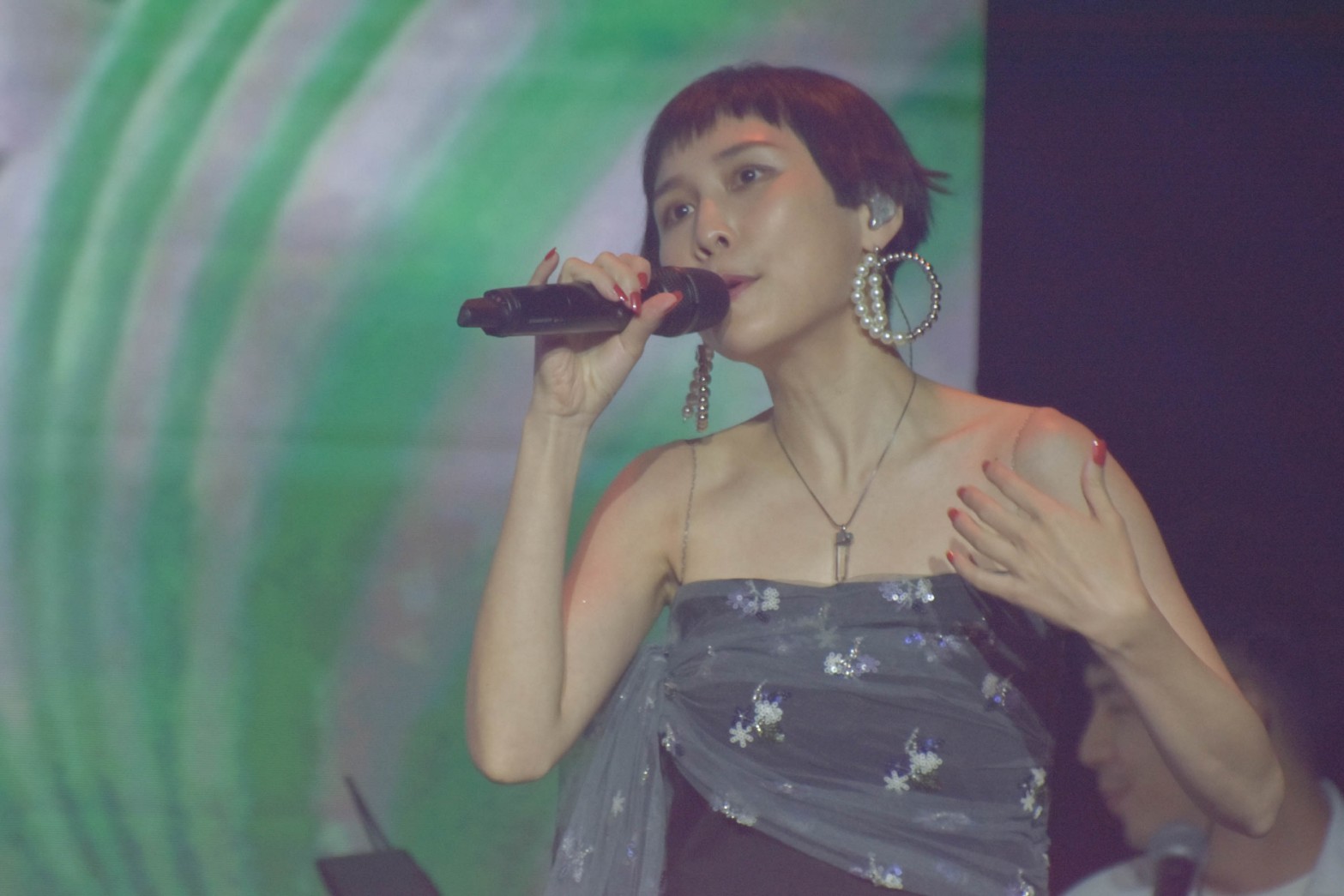 葉穎演唱。