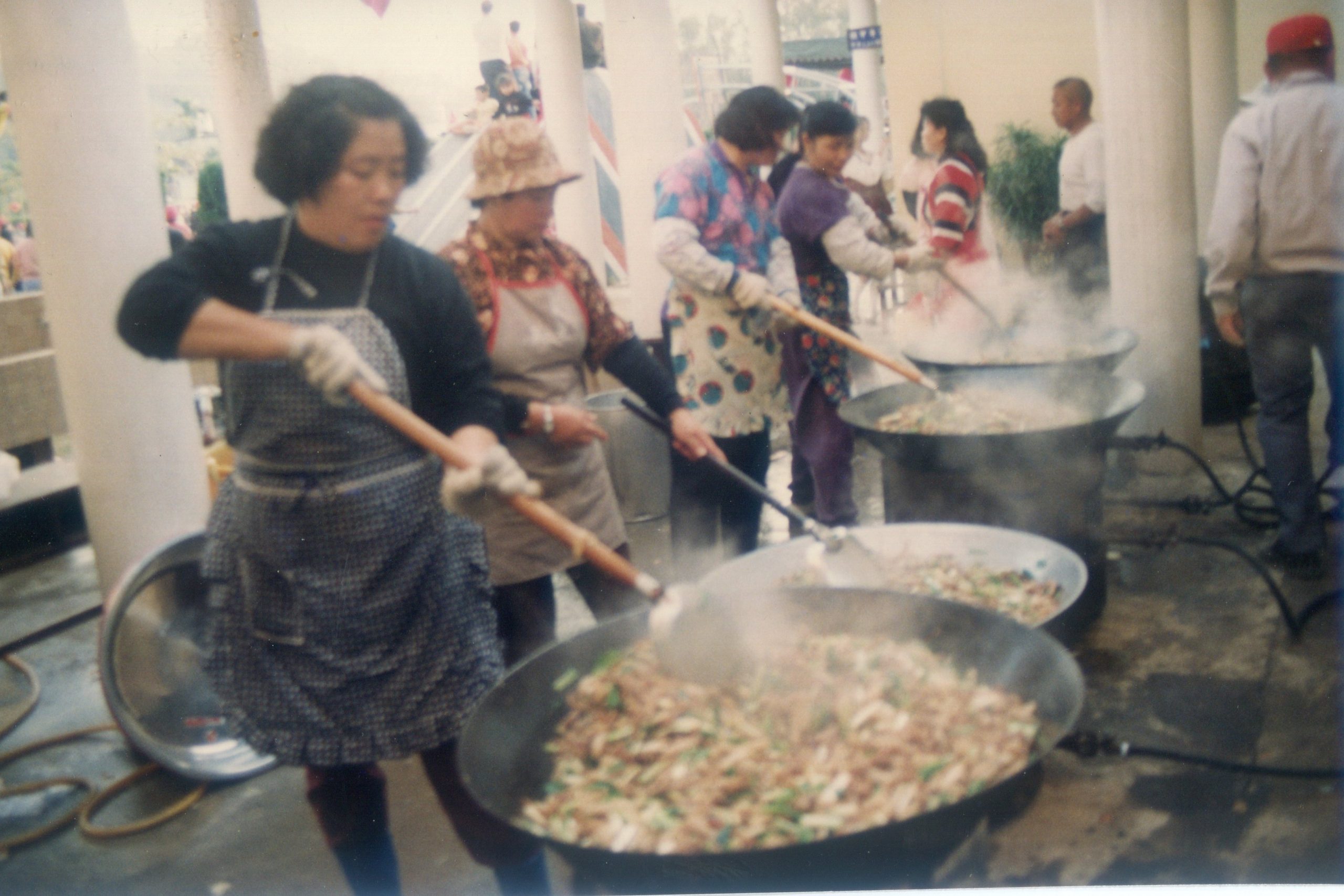 客家菜大鍋「炒肉」（客家小炒）。1993年攝於已故苗栗縣長張秋華競選總部。何來美攝