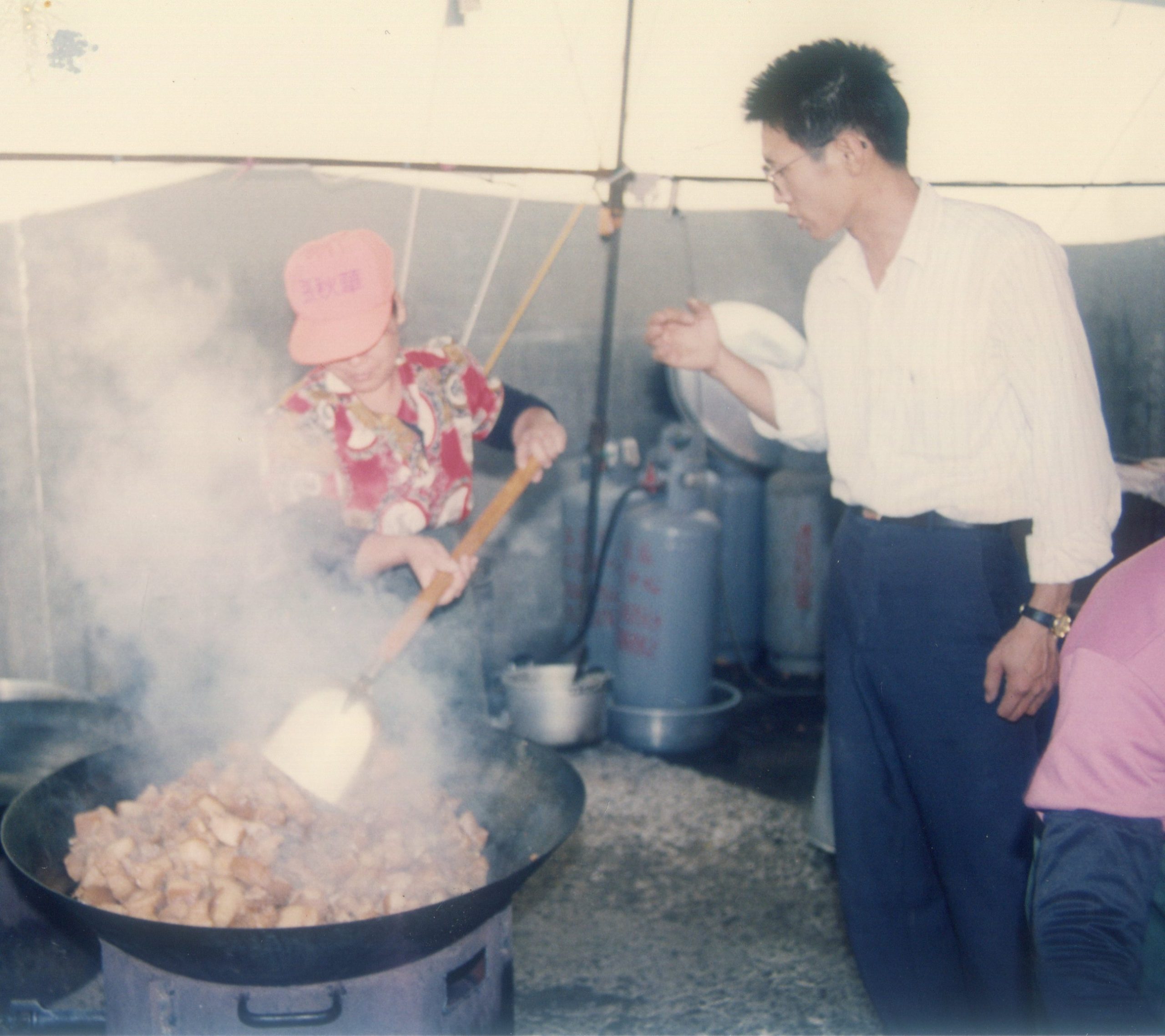 客家菜大鍋炆爌肉，香味撲鼻。1993年攝於已故苗栗縣長張秋華競選總部。何來美攝
