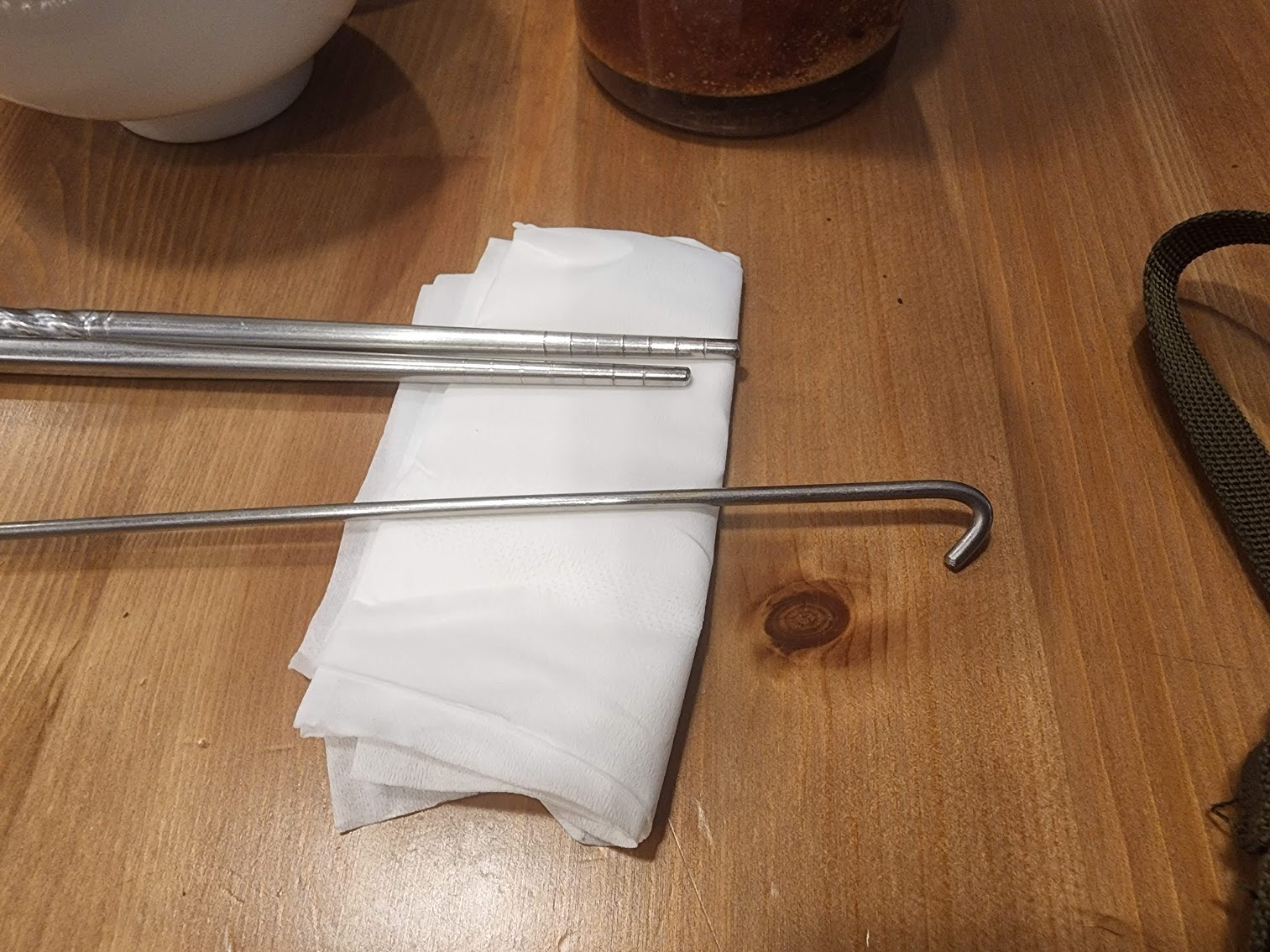 醃生肉的敵人是水氣，因此所有進入瓶內的器具，都必須以餐巾紙完全擦拭乾淨才能進入，不然很容易帶入不好菌種而腐壞。吳哲銘攝