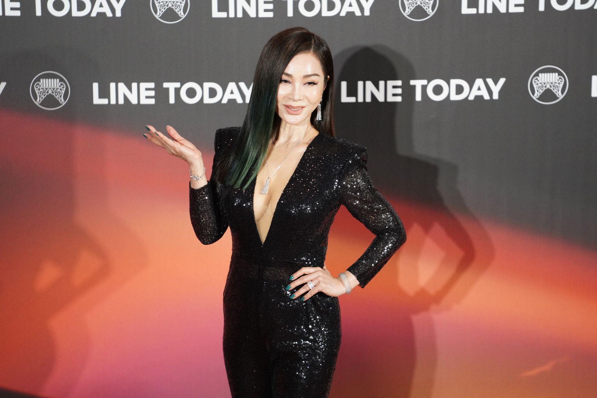 陳美鳳打趴全場女星　深V黑禮服走紅毯創星光大道最高收視