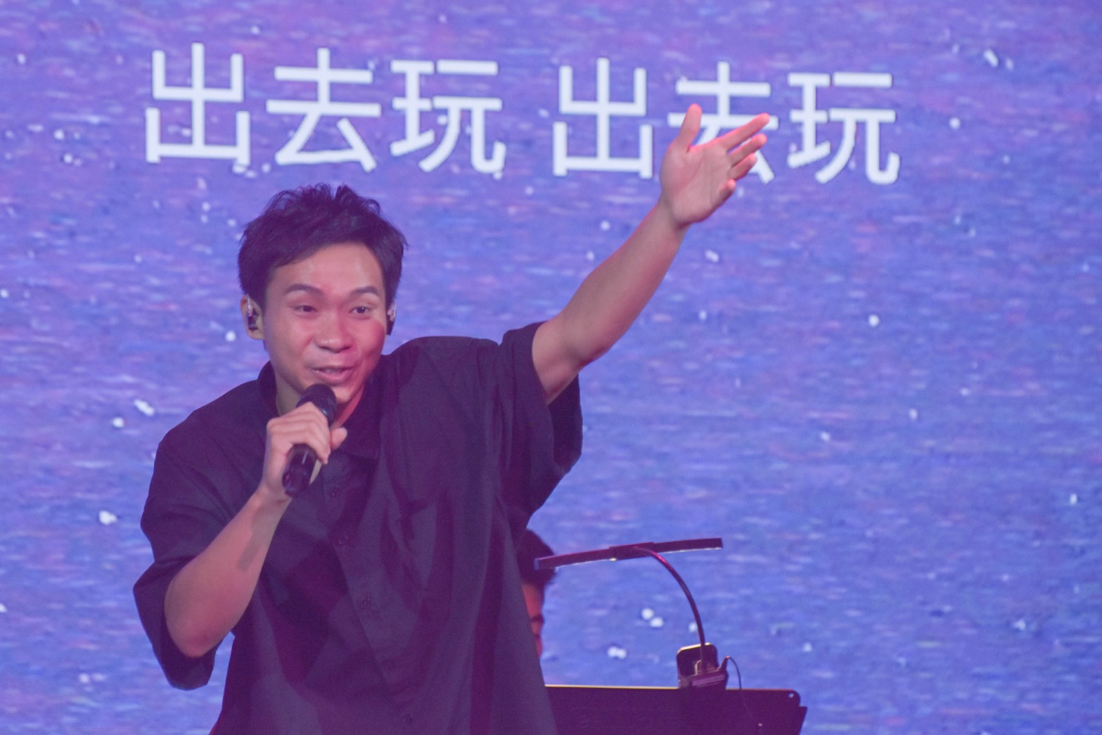 龔德演唱。