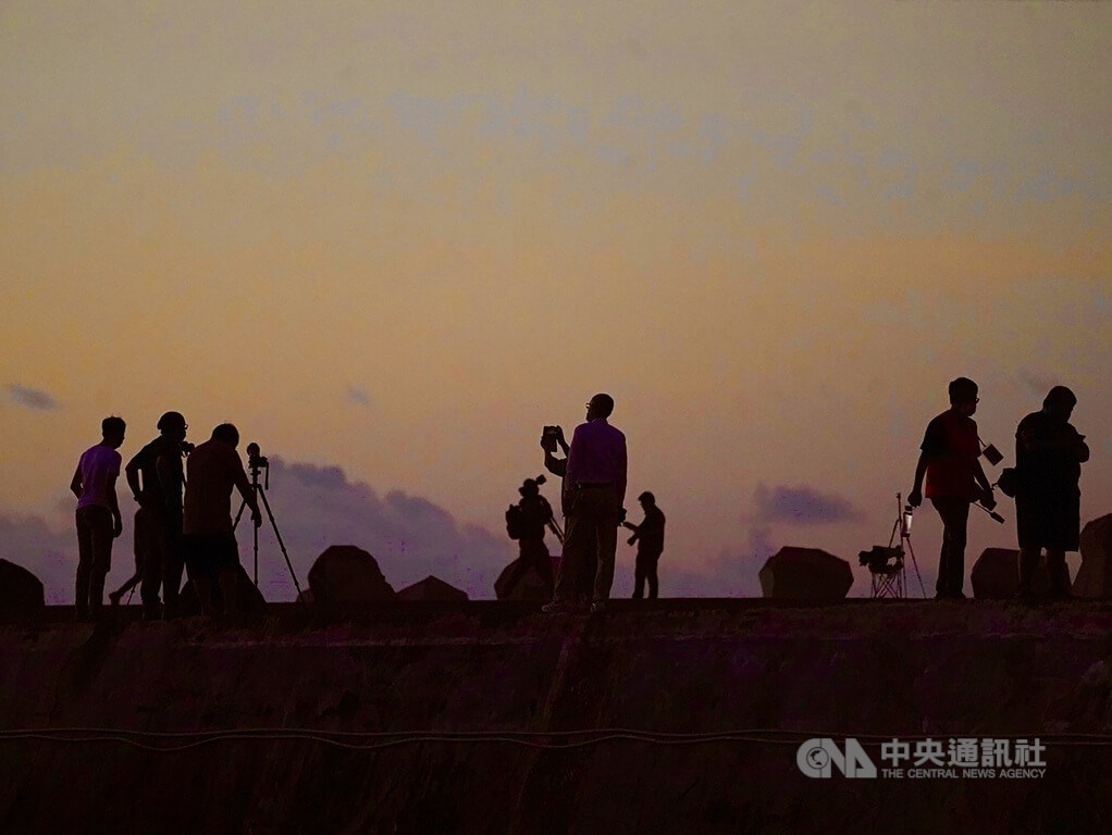 全台首支混合式類衛星載具火箭HTTP-3A第二節火箭10日上午6時12分在屏東旭海順利發射,現場湧入不少太空迷爭睹。中央社
