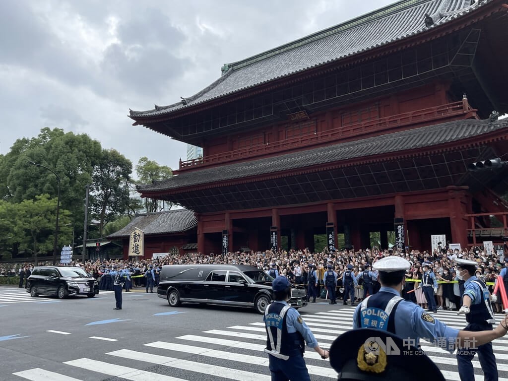 已故日本前首相安倍晉三告別式結束，大批民眾在東京增上寺外目送靈柩車離開。中央社