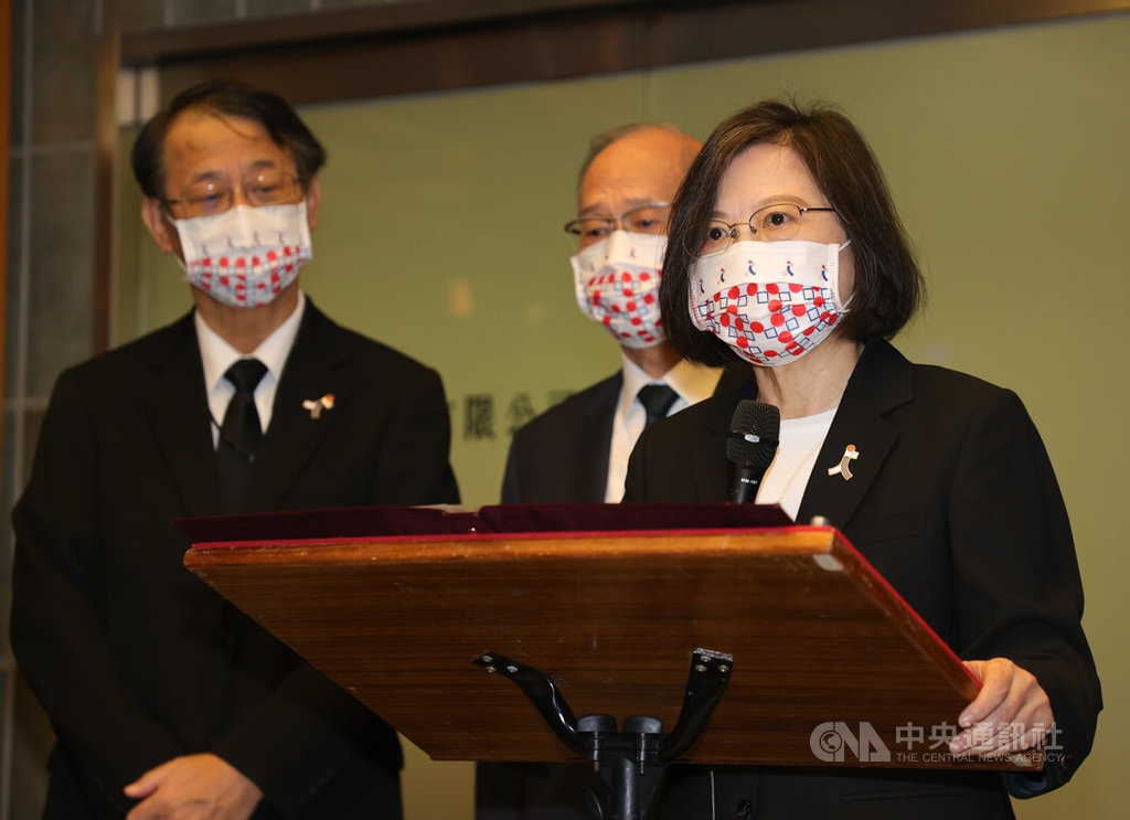 總統蔡英文(右)11日上午到日本台灣交流協會悼念已故日本前首相安倍晉三,並致詞感念安倍對台日關係的貢獻。圖左為日本駐台代表泉裕泰、中為總統府祕書長李大維。中央社