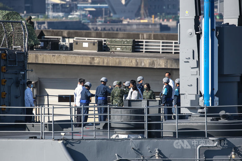 總統蔡英文(前右3)登上基隆級艦校閱,是上任以來第2次出海視導。中央社提供