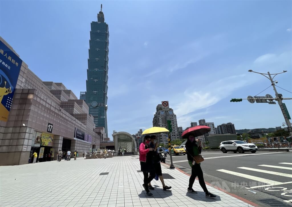 氣象局今天持續發布高溫資訊，太平洋高壓影響，中午前後花蓮縣縱谷為紅色燈號，有機會連續出現攝氏38度極端高溫；新北市、高雄市、屏東縣、宜蘭縣、台東縣地區為橙色燈號，有連續出現36度高溫的機會；台北市地區為黃色燈號，預估氣溫達36度以上。中央社