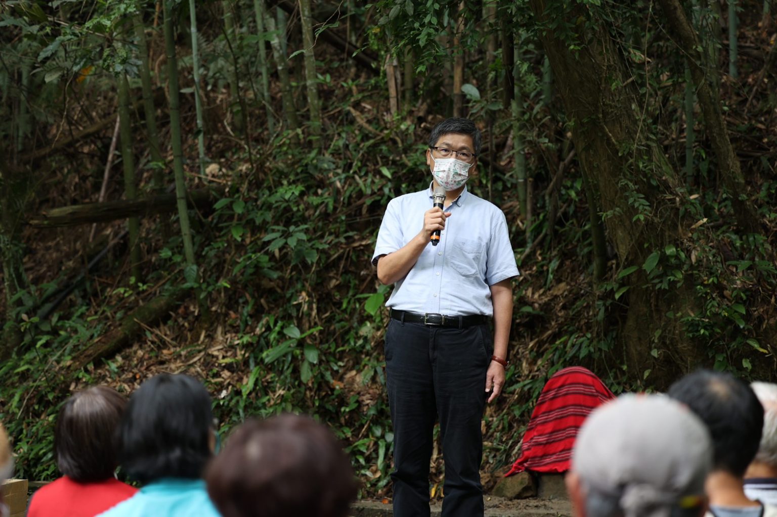 客委會近年積極與原住民交流合作,並向原民致敬,圖為客委會主委楊長鎮於去年原住民日前一日,7/31一早,在苗栗大窩雅悠圳立碑石紀念典禮現場。蘇佑昇攝