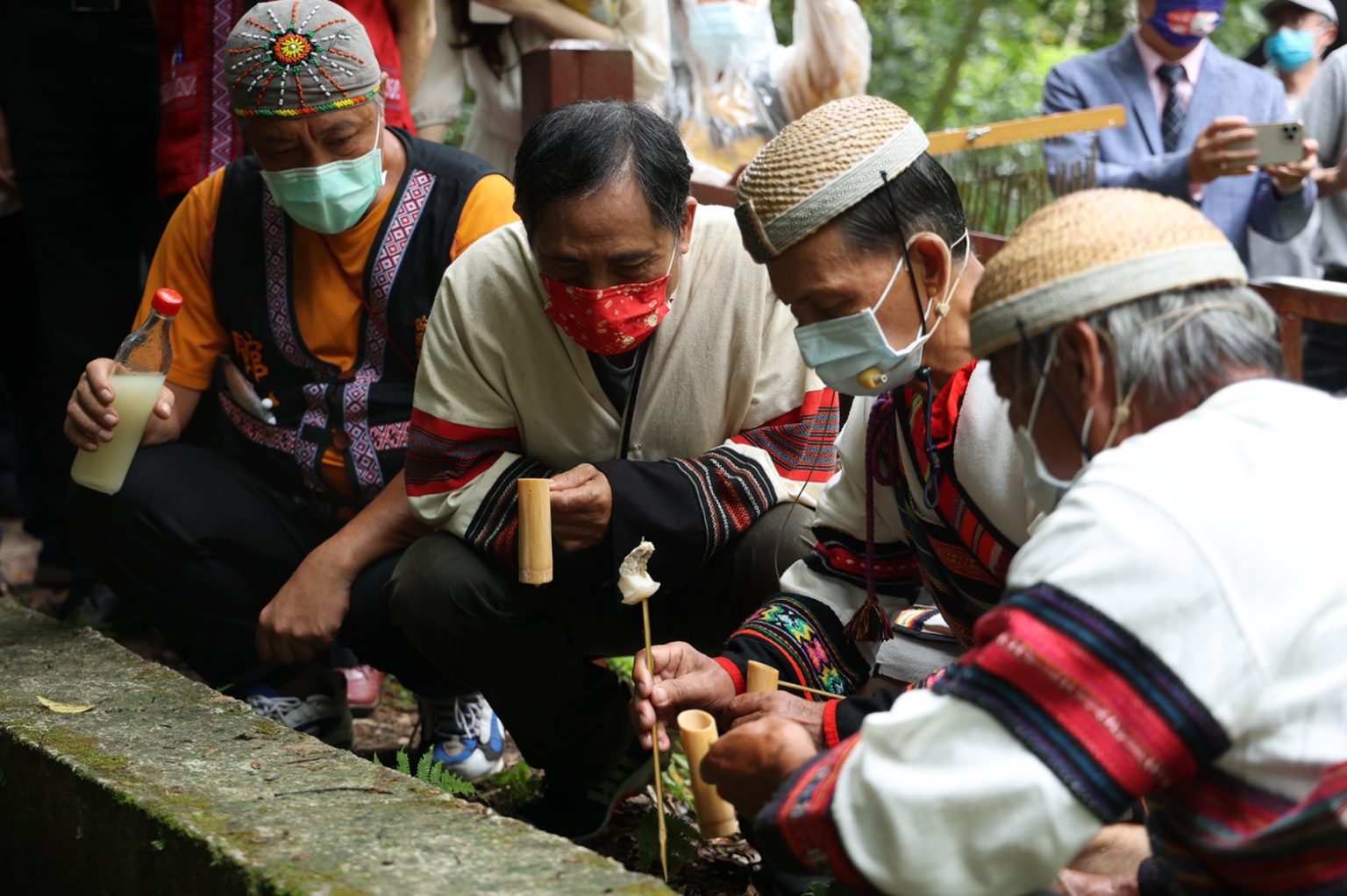 去年向原住民致敬,苗栗大窩雅悠圳立碑石紀念典禮現場,由榮安部落頭目游漢章、頭目謝德仁主持祭祖靈儀式,表達客家對原住民族泰雅族祖靈的感謝,也展現出原客和諧的精神。蘇佑昇攝