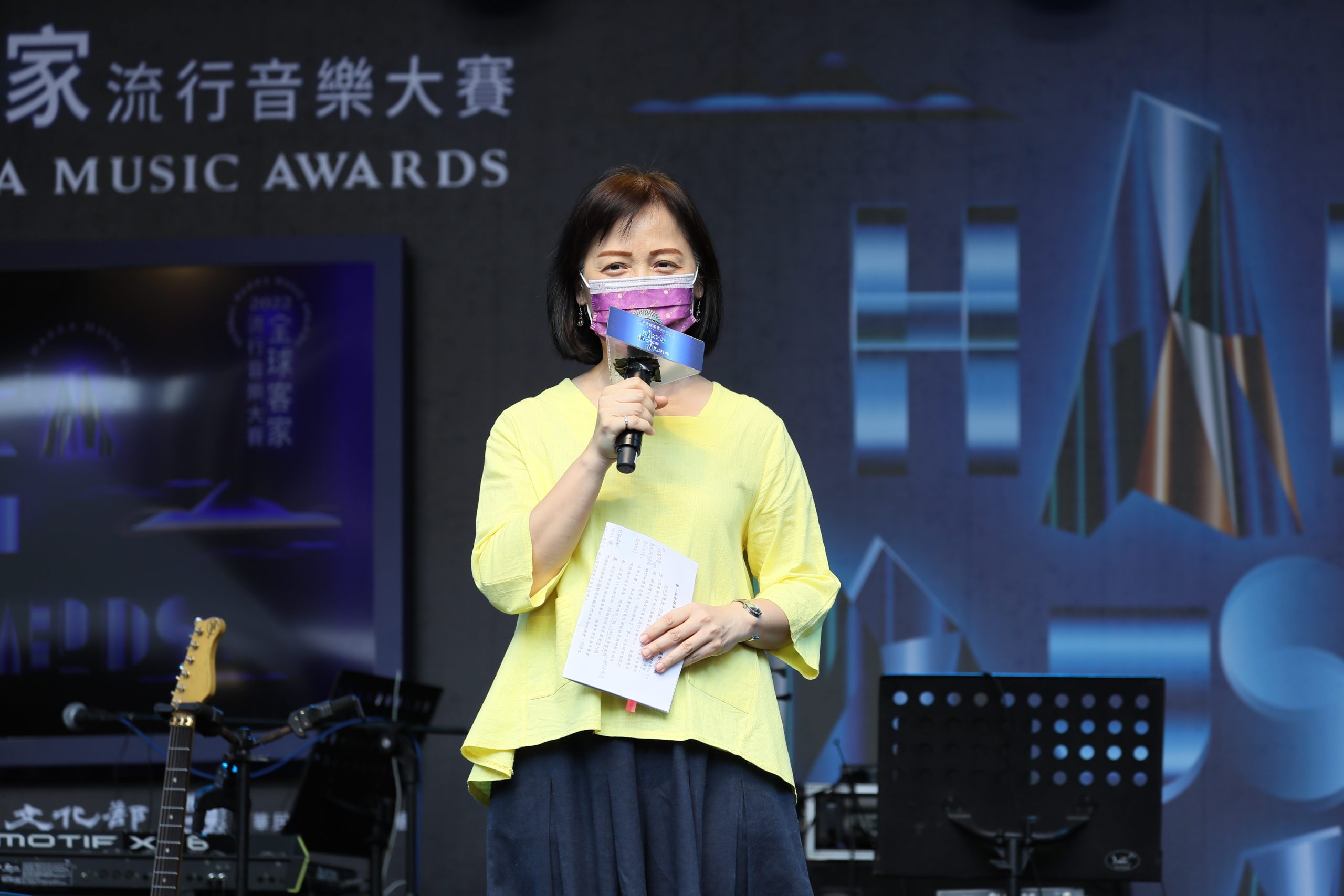 客委會主秘廖育珮在選手一連串精彩演出後，公布進入8/20決賽的12組選手。客委會提供