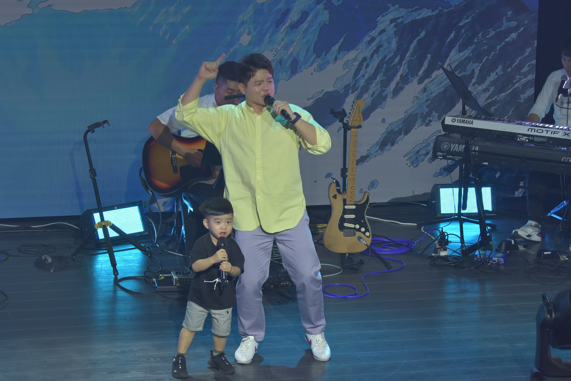 曾仲瑋和3歲兒子一起演唱。
