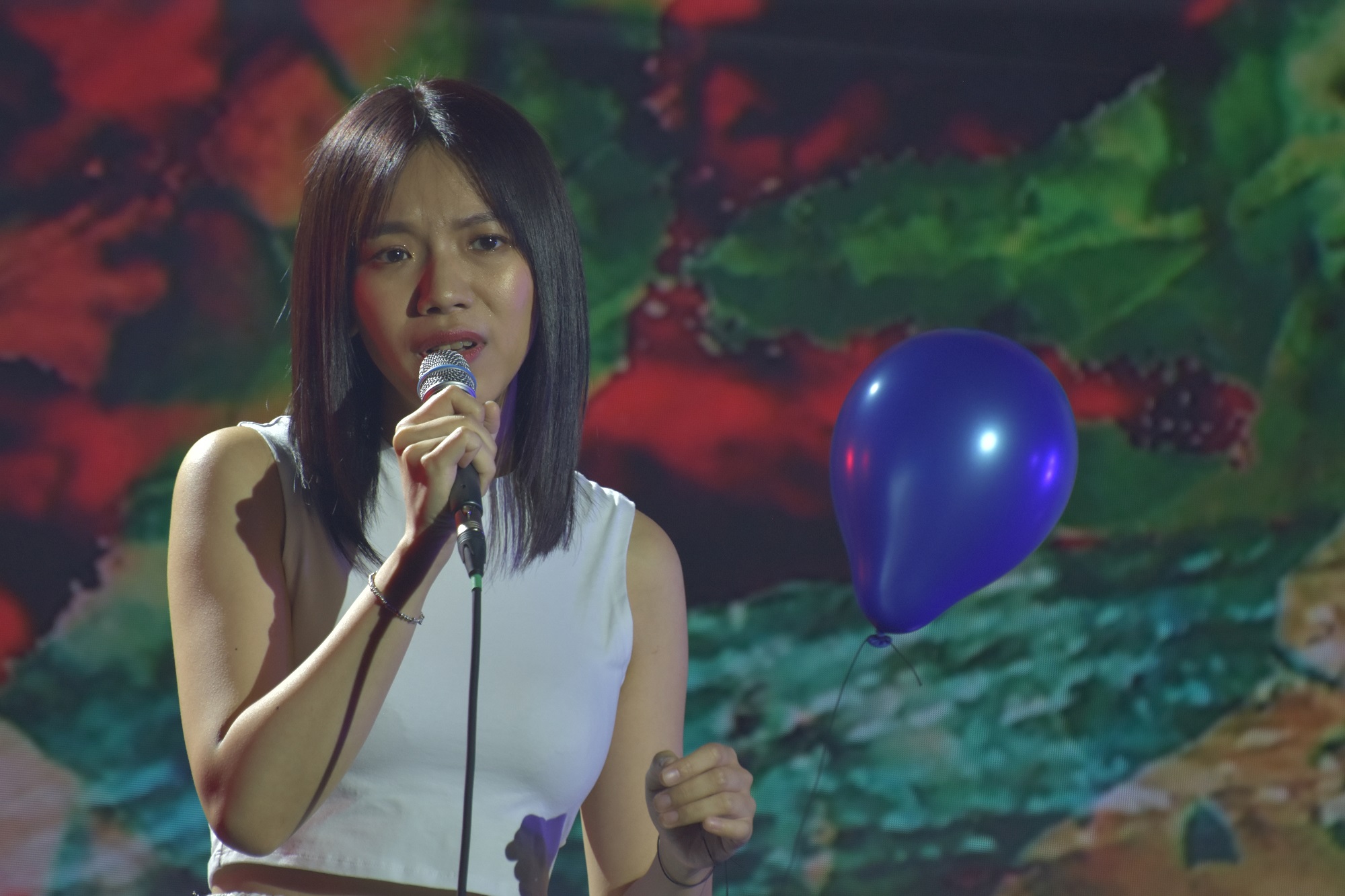 柔米演唱。