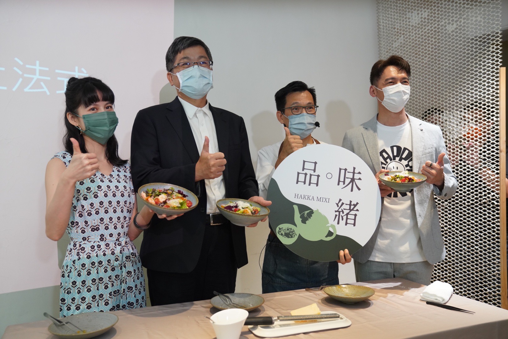 左起為連俞涵、客委會主委楊長鎮、主廚簡天才、温昇豪一起推廣精選客庄美食。宋佩遙攝