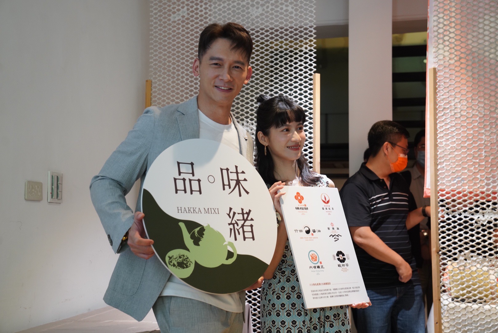温昇豪和連俞涵邀請大家8/5至8/8來逛「2022台灣美食展」客家主題館。