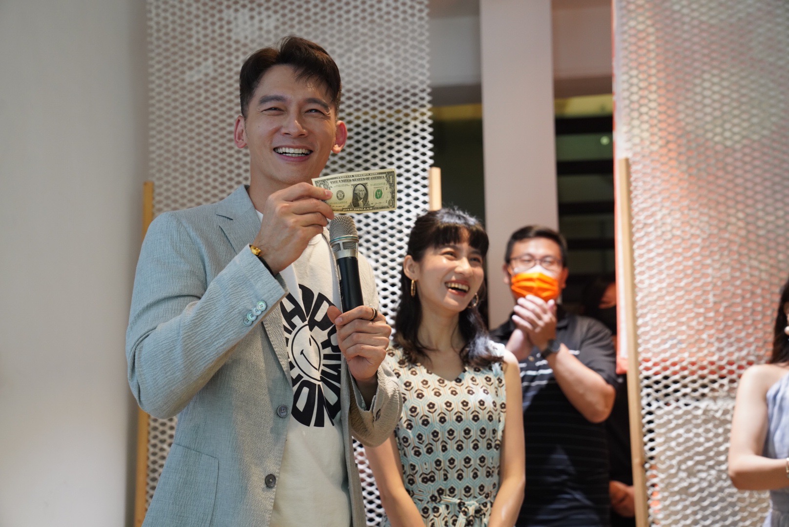 今天KK和小吉相聚,温昇豪拿出一元美金,重現《茶金》的劇情,劇情回憶瞬間湧現。宋佩遙攝