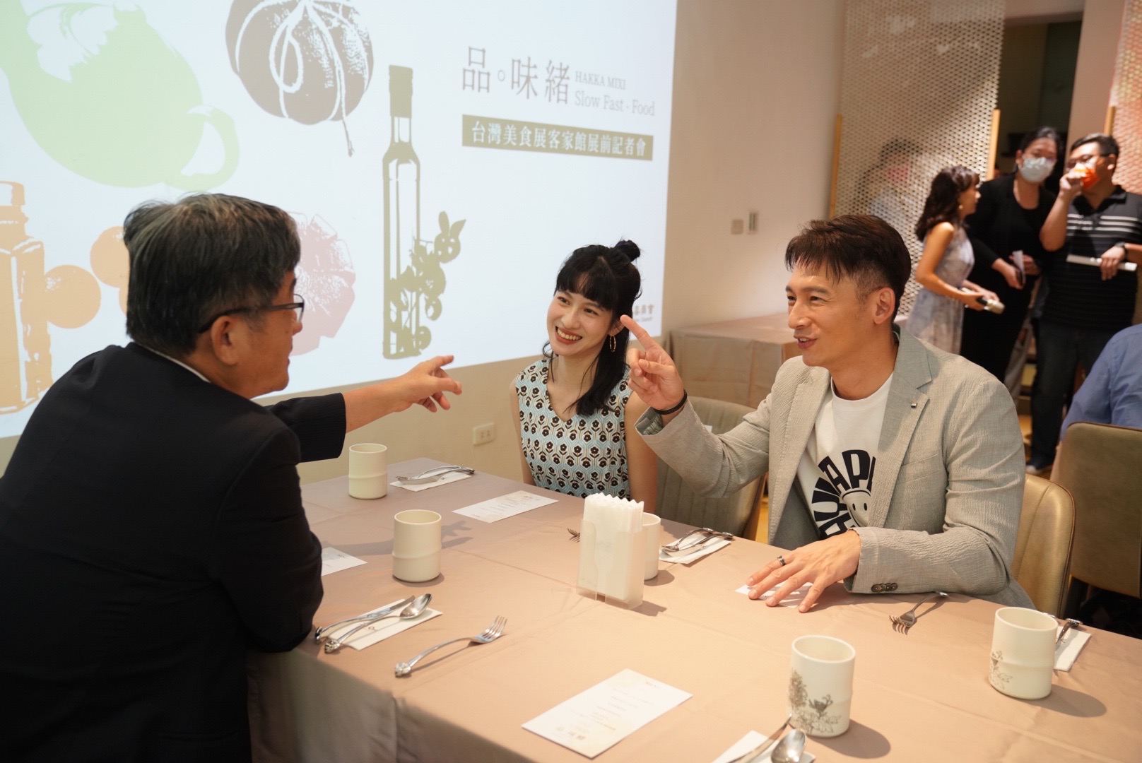 拍攝夯劇《茶金》之後,連俞涵已能一口流利客語海陸腔與楊長鎮、温昇豪客語聊天。宋佩遙攝