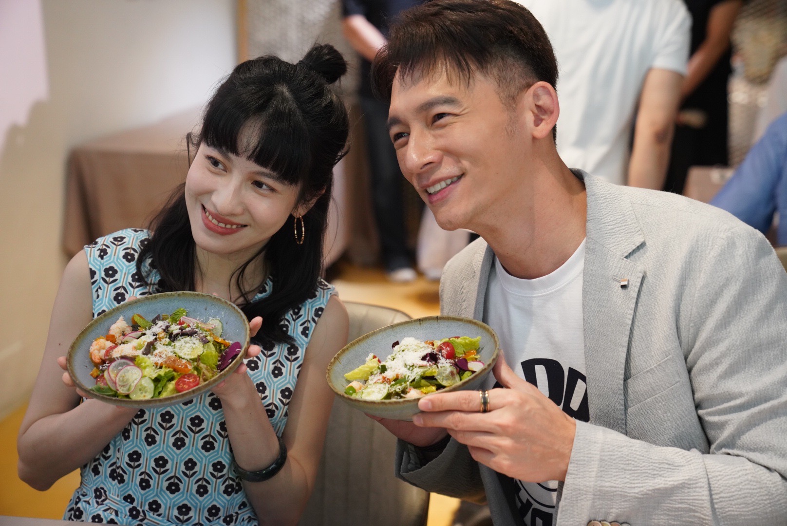 温昇豪與連俞涵一起品嚐全新客家法式料理「鮮蝦桔餅苦茶油沙拉」。宋佩遙攝