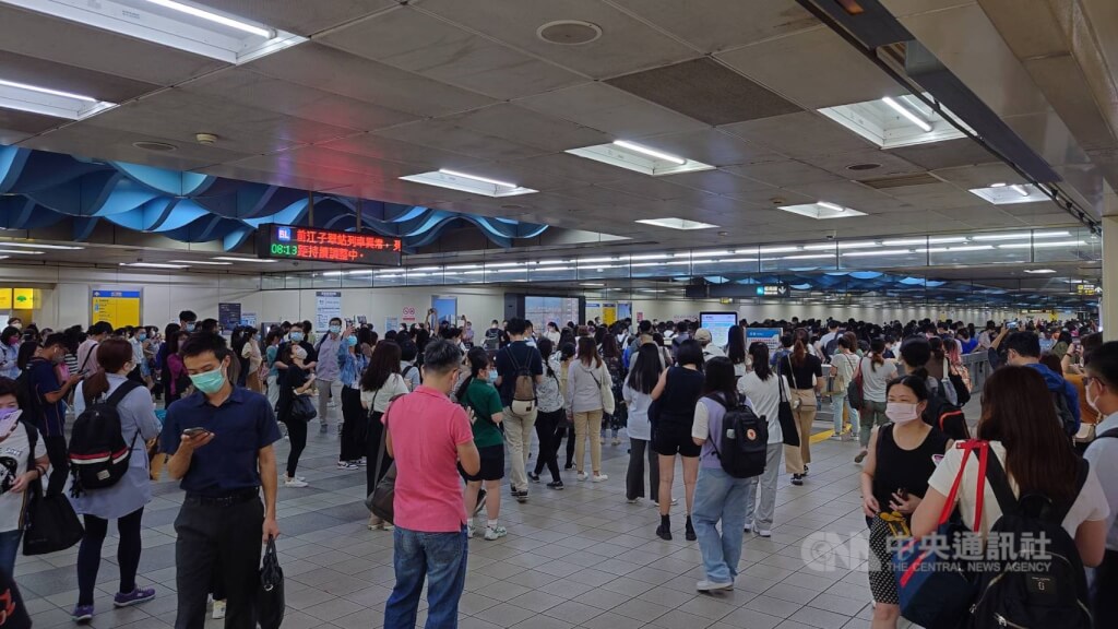 新埔站內大廳電子看板顯示列車延誤訊息。（中央社）