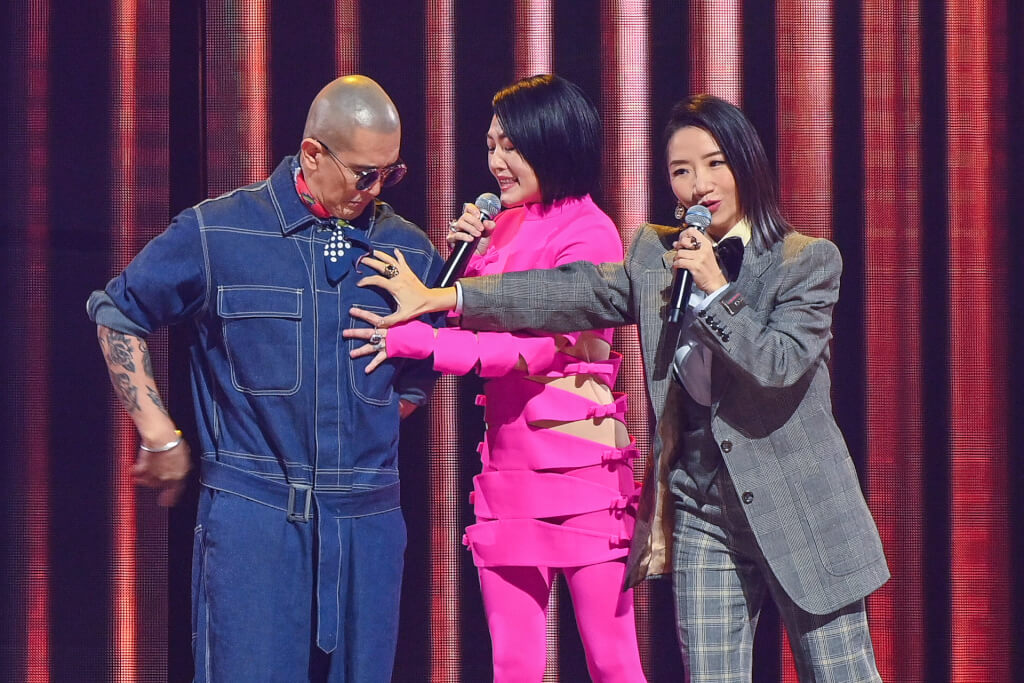具俊曄（左）驚喜現身第33屆金曲獎，和小S（中）、陶晶瑩（右）搞笑互動，炒熱現場氣氛。（台視提供）