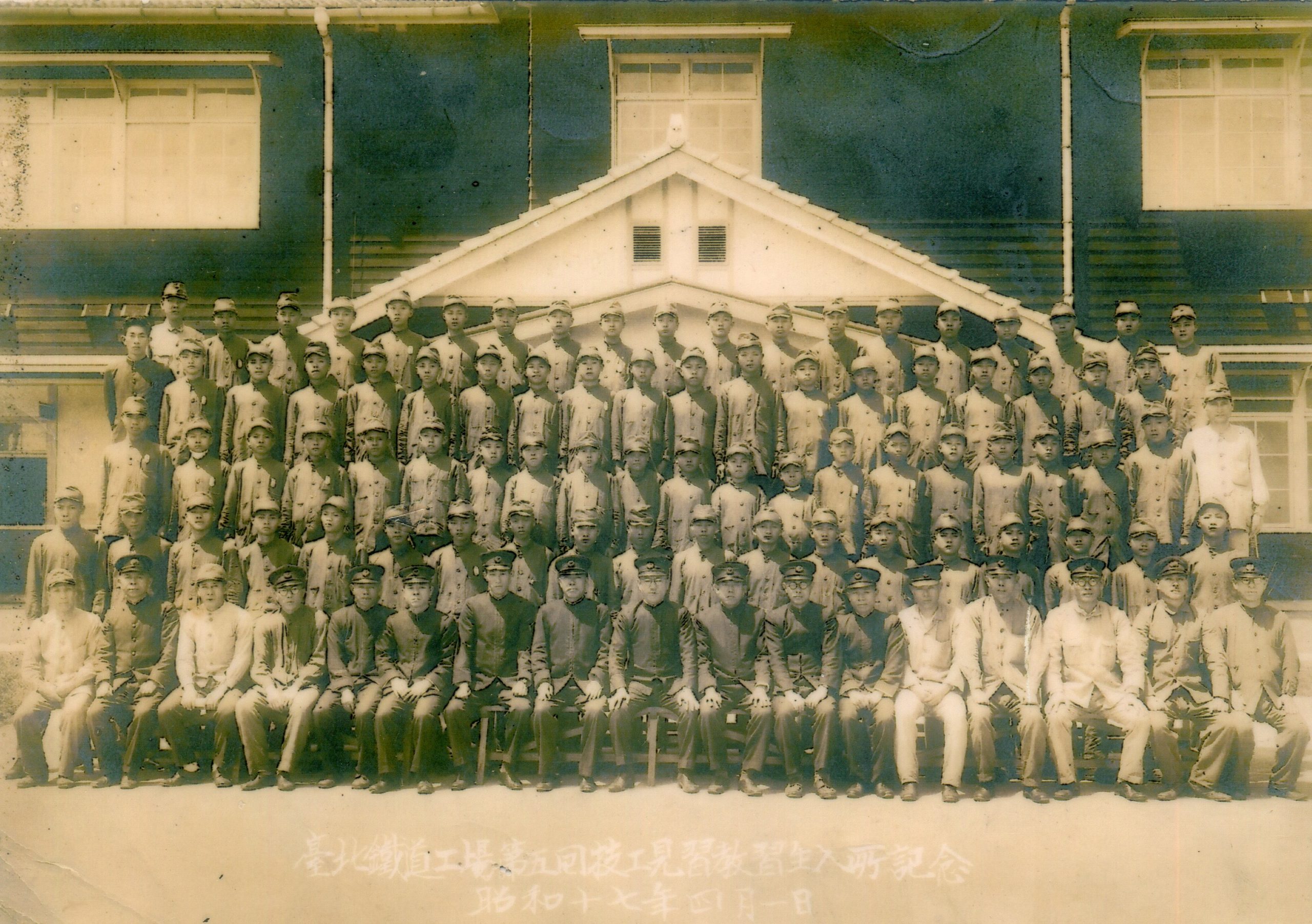 1942年鄭萬經（第四排左五）考進台北鐵道場第五期技工見習所當見習生，展開他的鐵路人生。鄭萬經提供