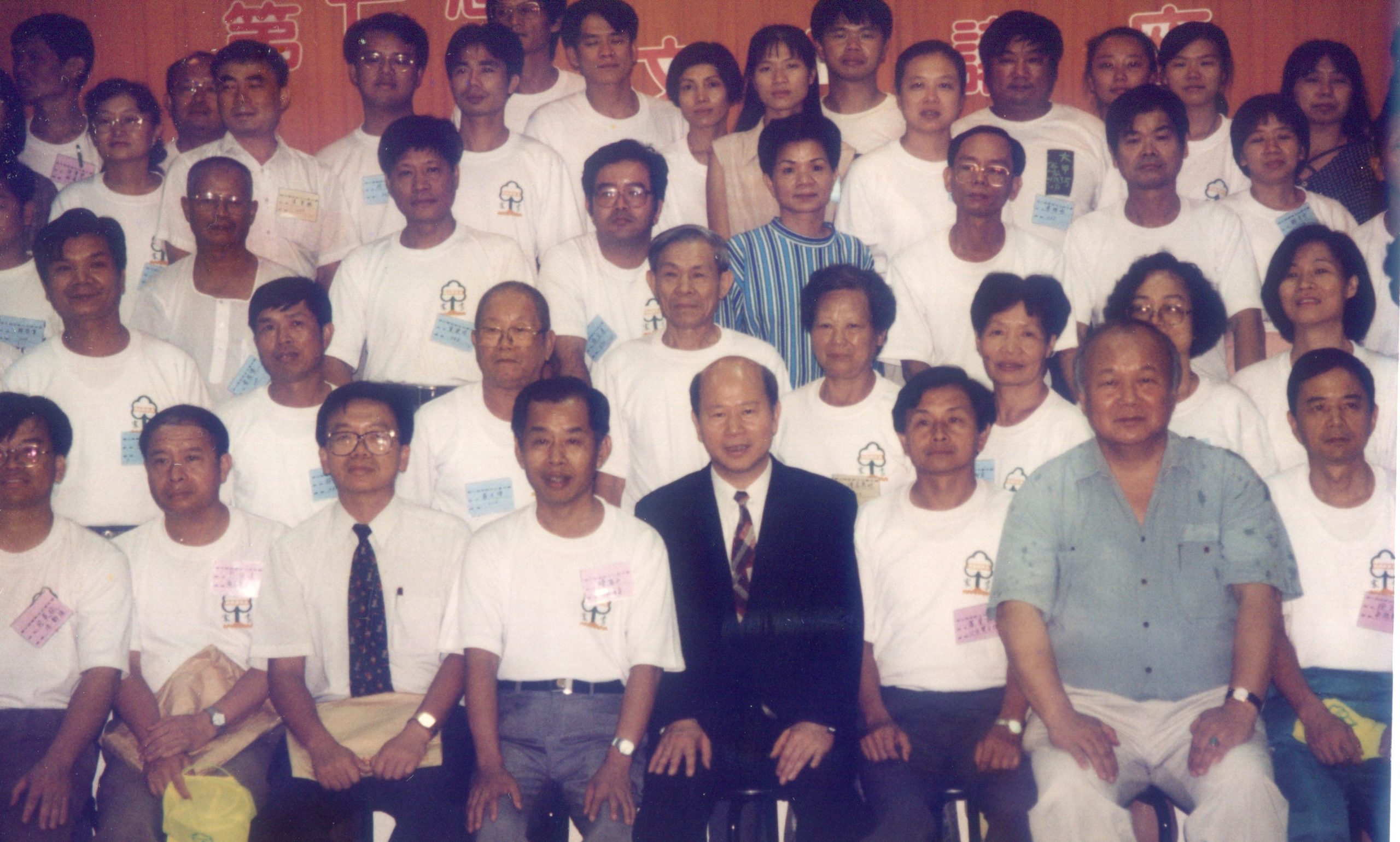 1996年第7屆客家夏令營在苗栗明德水庫教師會館舉行，時任民進黨主席許信良也出席，前排右二起是林光華、羅肇錦、許信良、陳石山、何來美、彭清欽、邱英政。何來美提供