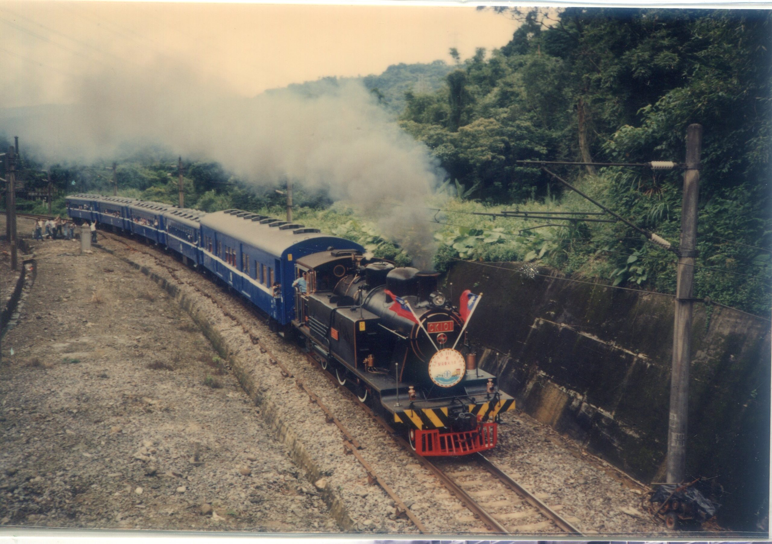 CK101蒸汽老火車1998年在基隆至松山間復駛，慶祝台鐵110歲生日。鄭萬經提供