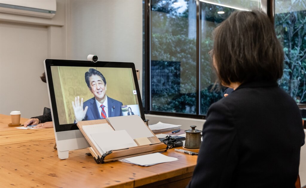 2022年3月22日,日華議員懇談會總會於東京舉辦年度大會,總統蔡英文(右)受邀與日本前首相安倍晉三(螢幕)視訊對談,就台灣加入CPTPP、烏克蘭情勢與區域局勢等交換意見。總統府提供