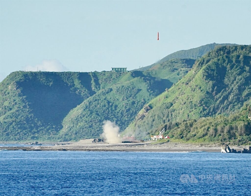 全台首支混合式類衛星載具火箭HTTP-3A第二節火箭10日上午6時12分在屏東旭海順利發射,完成短期科研火箭發射場域啟用後的首場發射任務。中央社