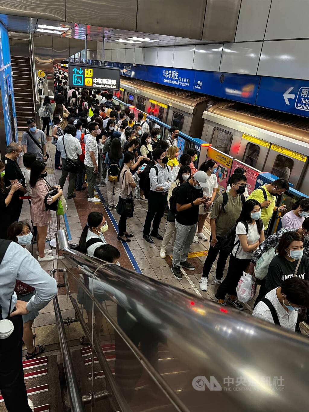 忠孝新生站等車人潮。（中央社）