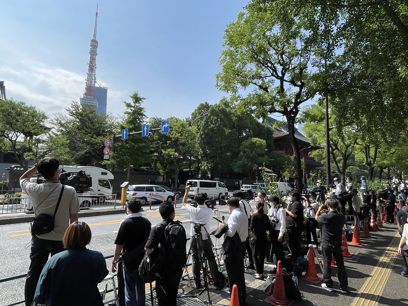 已故日本前首相安倍晉三的遺體，下午運往東京增上寺，不少民眾圍觀。中央社記者楊明珠東京攝 111年7月11日