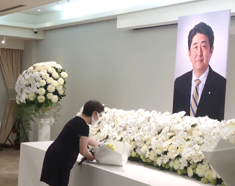 許多民眾到日本台灣交流協會追悼安倍晉三。中央社