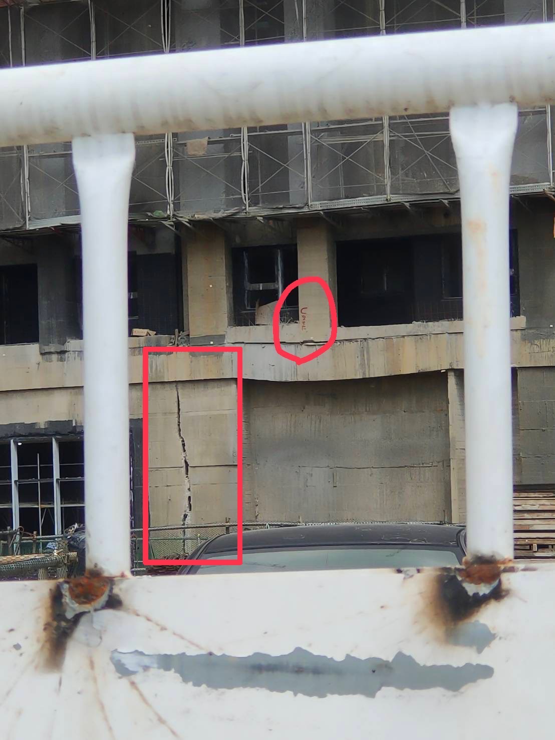 網友貼出照片爆料,青埔有建案牆面出現扭曲龜裂,市府建管處會到場瞭解後表示安全無虞。翻攝靠北建商2.0