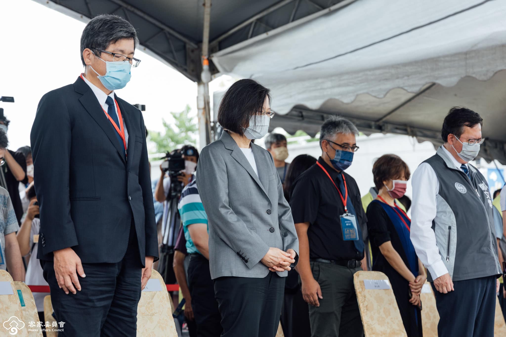 客委會主委楊長鎮(左一)、總統蔡英文(中)、桃園市長鄭文燦(右)共同追思乙未戰役義士。客委會提供