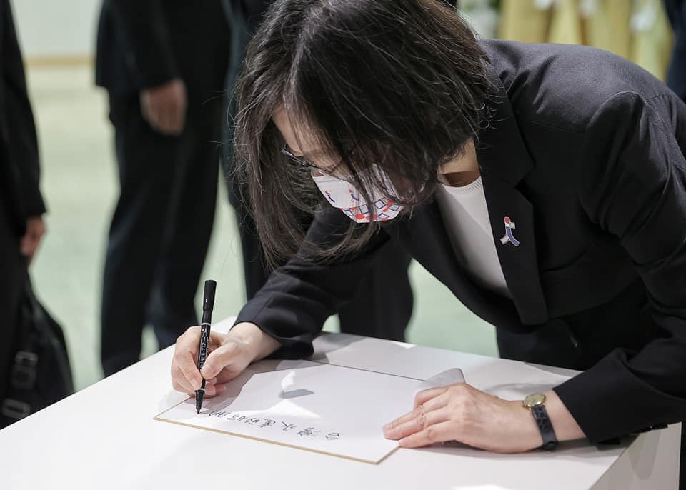 總統蔡英文前往日本台灣交流協會悼念安倍晉三。總統府提供