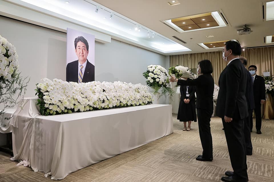 蔡總統親赴日台交流協會　悼念已故前首相安倍晉三