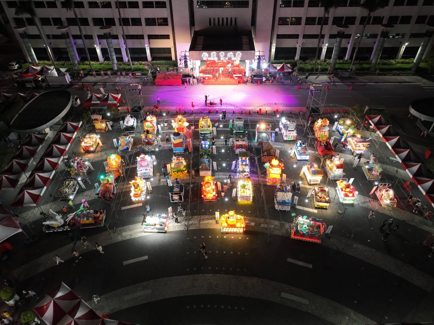 45台不同主題造型的藝閣車，即日起自25日於桃園市政府廣前展示。翻攝桃園閩南文化臉書粉絲專頁
