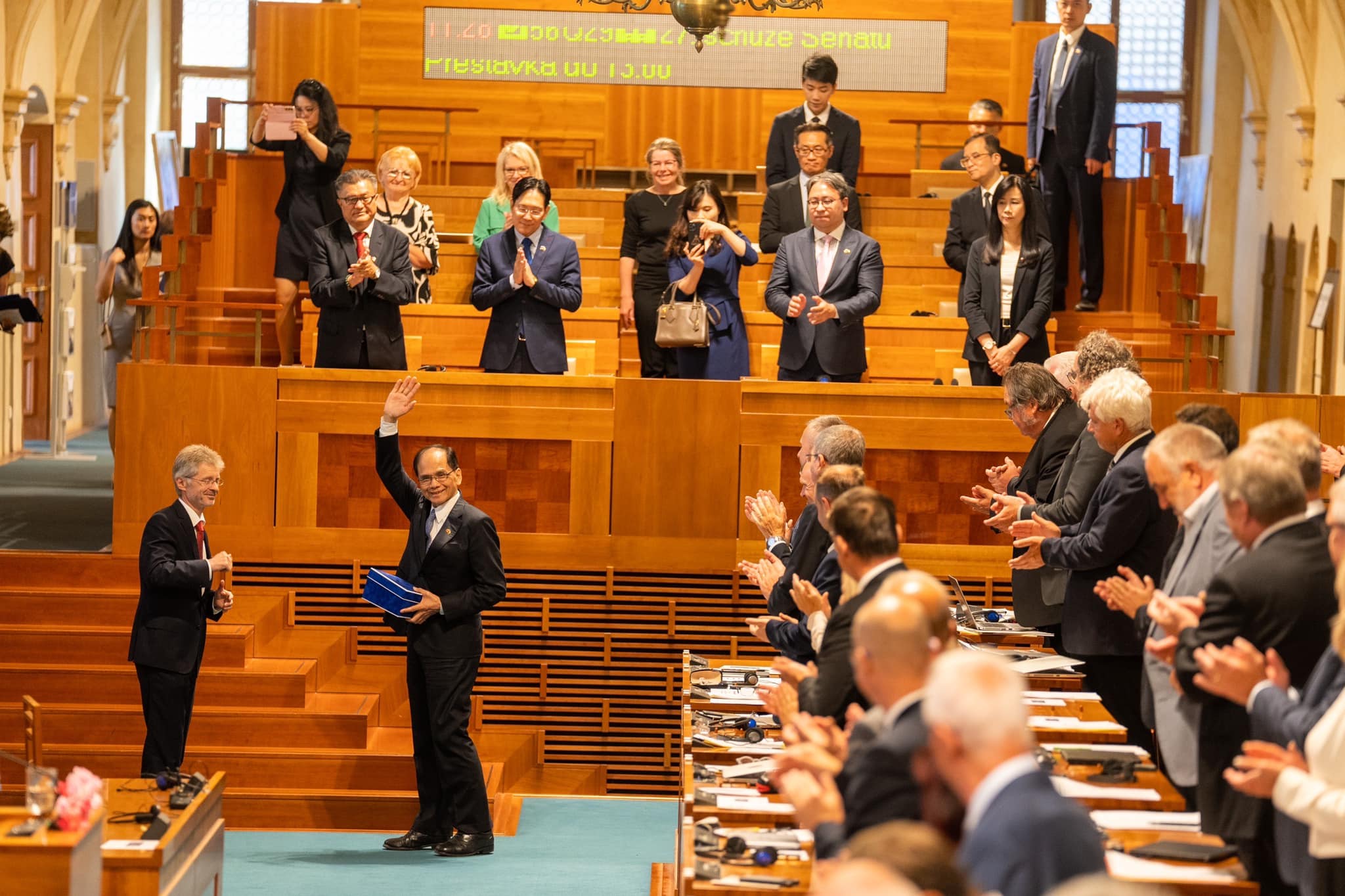 游錫堃赴捷克參議院演說，獲得熱烈掌聲。翻攝游錫堃臉書