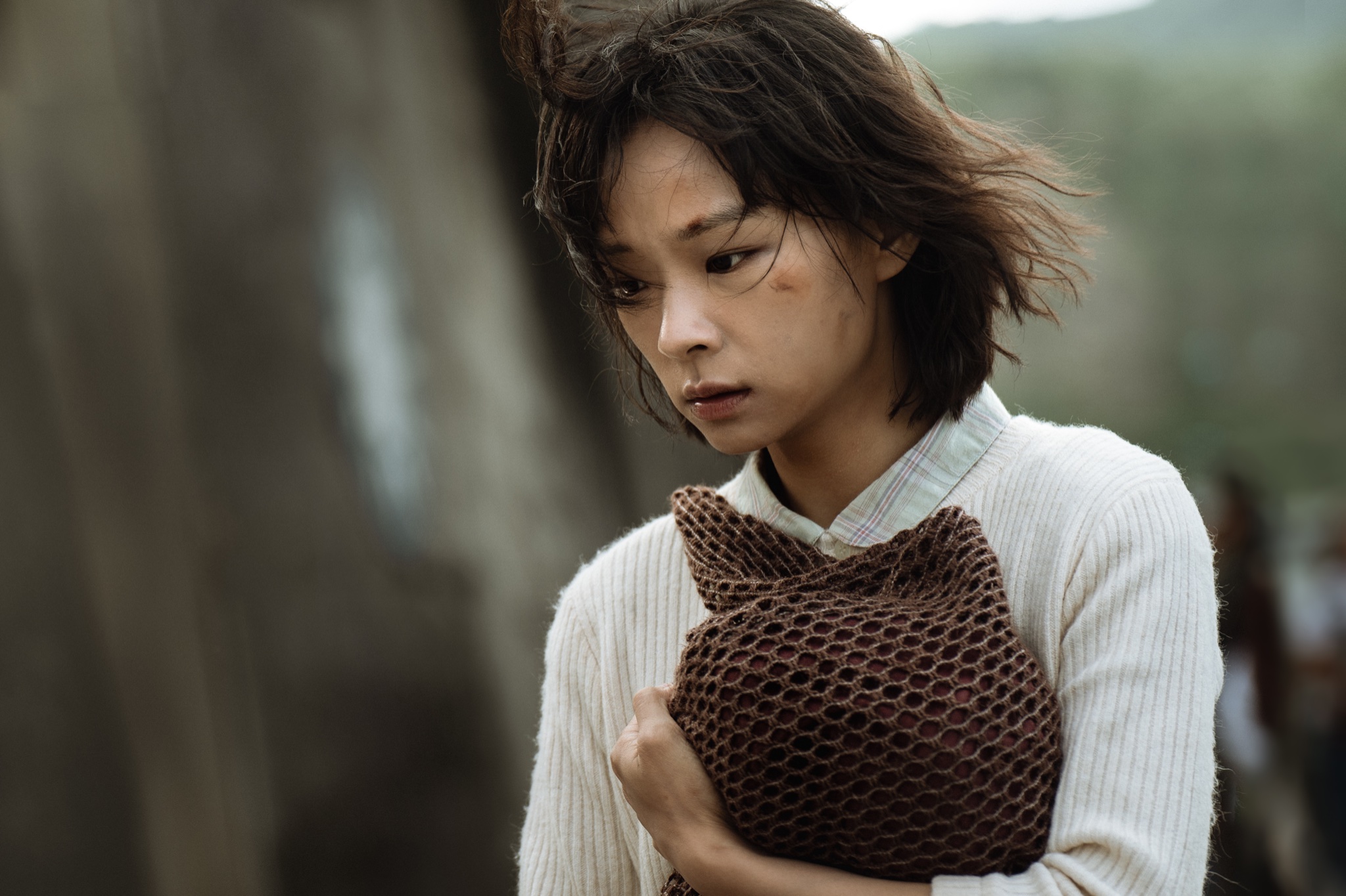 余佩真飾演無辜遭牽連入獄的17歲高中生余杏惠。《流麻溝十五號》劇照