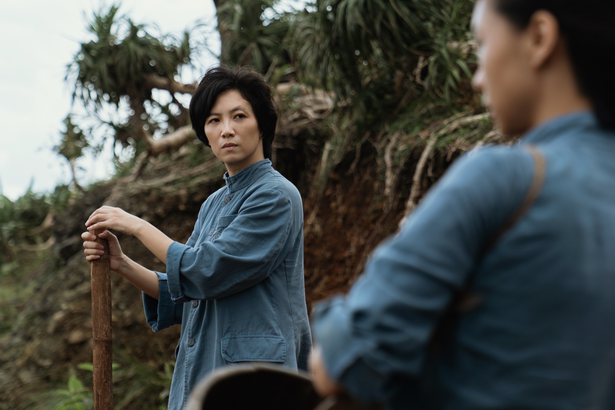 徐麗雯在電影中飾演年輕母親嚴水霞。《流麻溝十五號》劇照