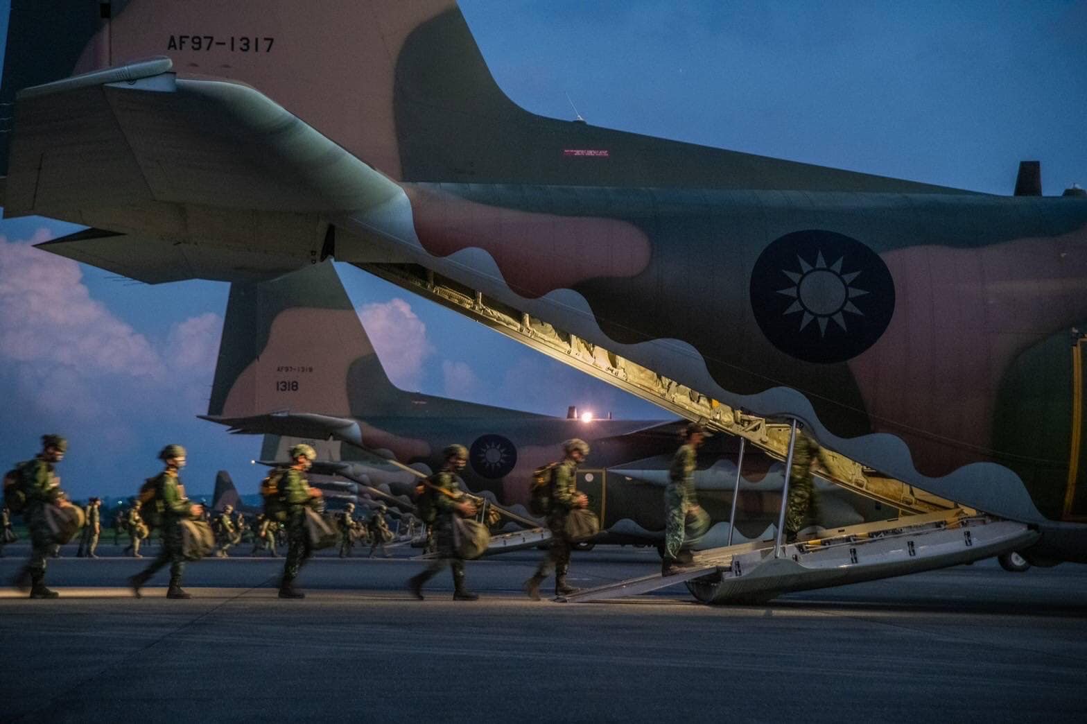 陸軍特種作戰指揮部特戰第四營拂曉出擊，今日上午在潮州空降場執行聯合空降作戰操演。翻攝中華民國空軍臉書